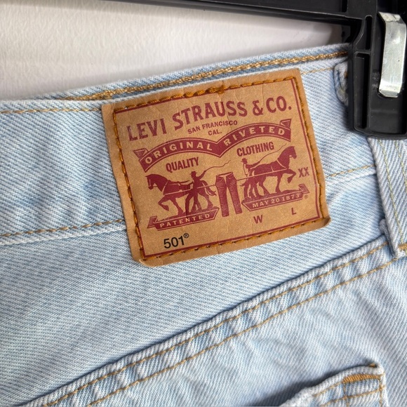 Levi's Women's 501 Button Fly Jean Denim Shorts Size W 27 Cut Off Light Wash - Picture 3 of 16